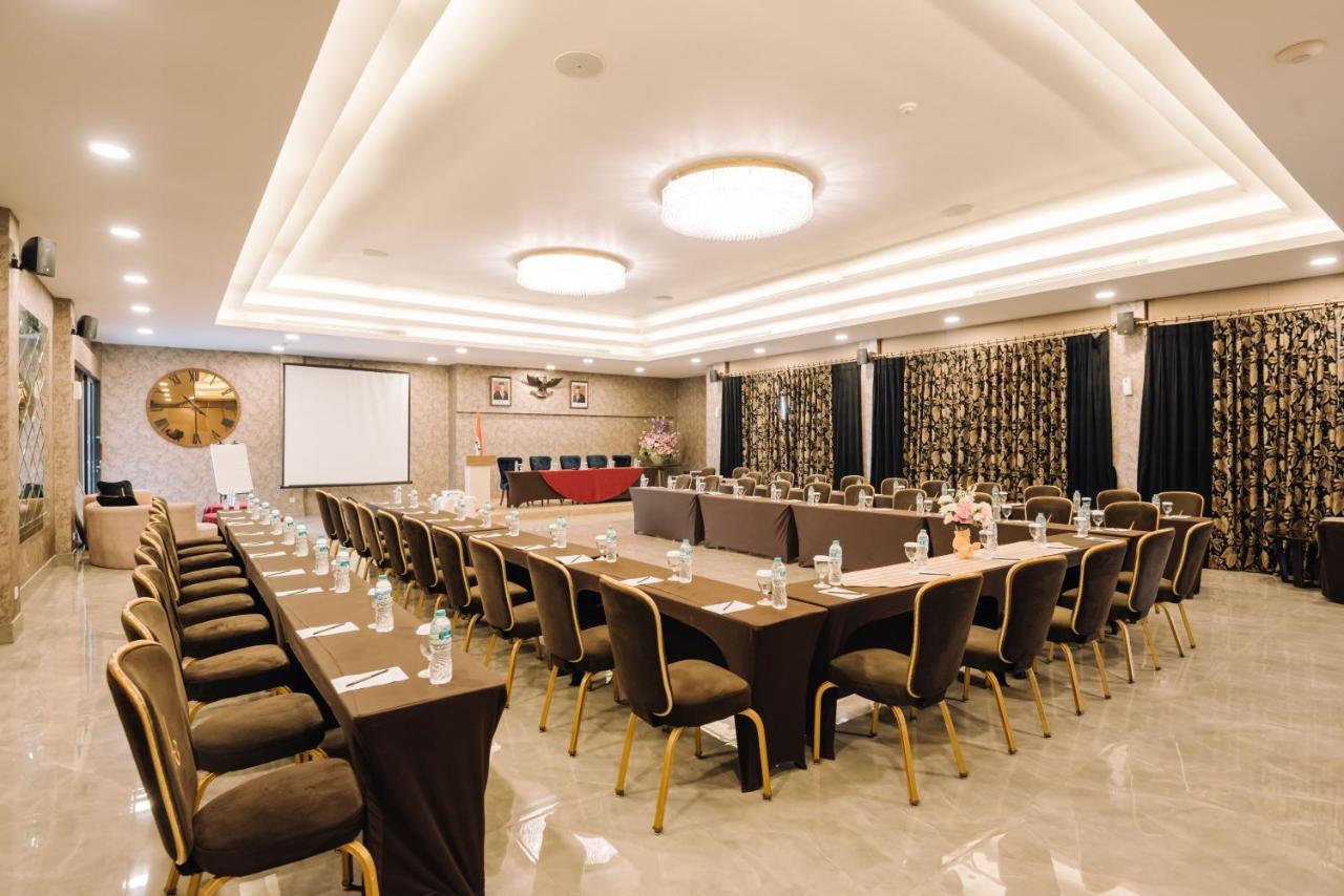 Hotel Amaroossa Grande Bekasi Esterno foto