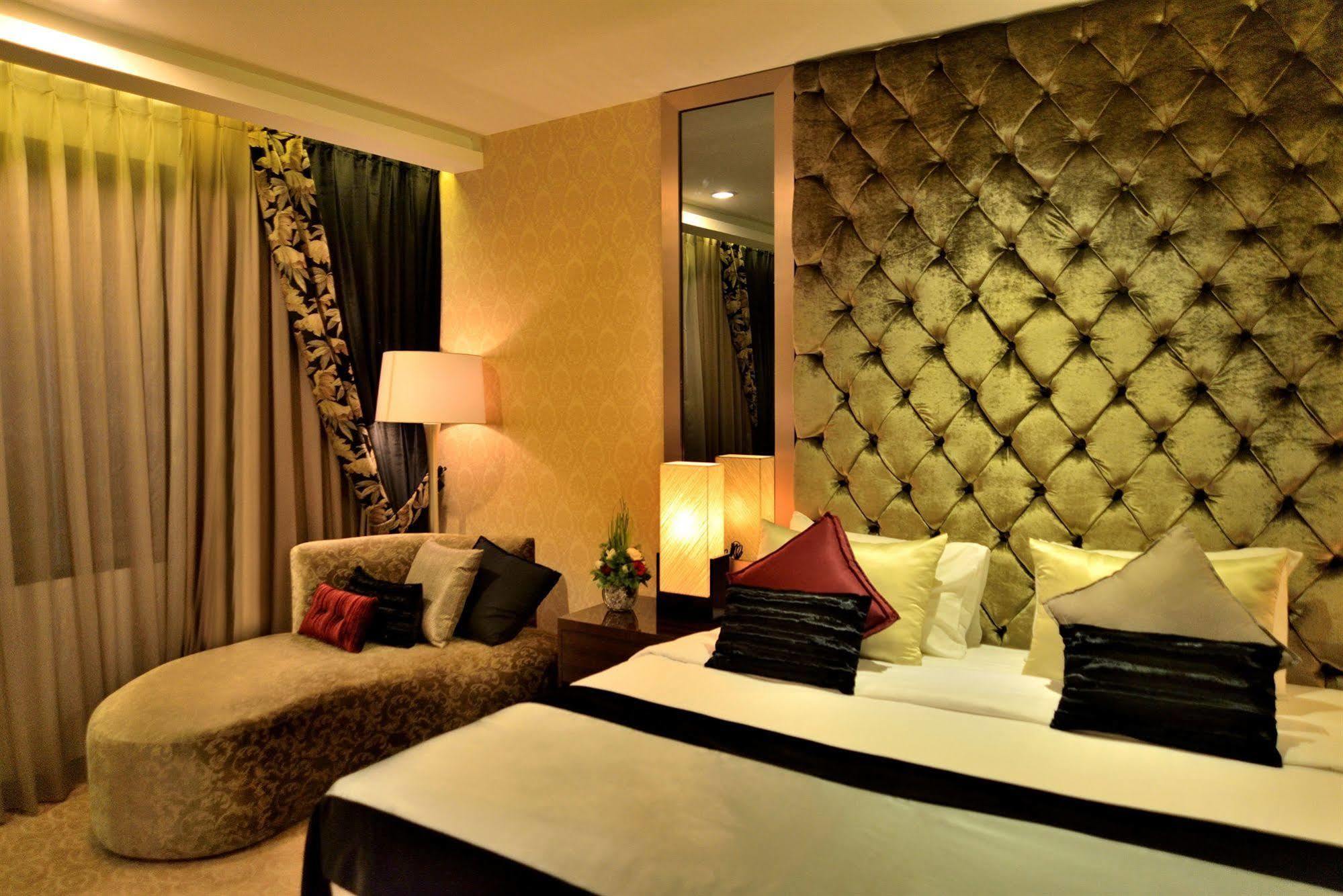 Hotel Amaroossa Grande Bekasi Esterno foto